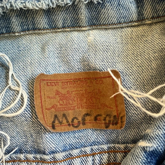 Vintage Levi’s distressed denim music icon U2 print size Large Jean jacket - Picture 4 of 6